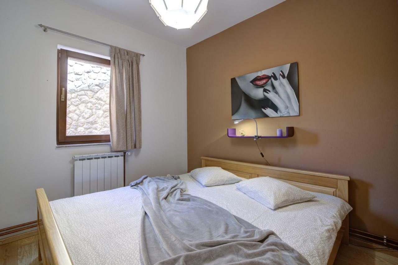 Apartment Stipe *