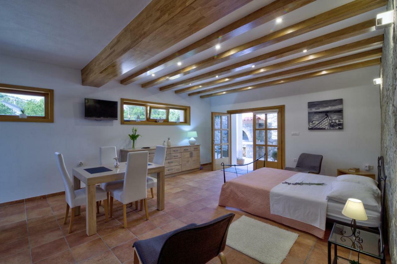 Apartment Stipe *